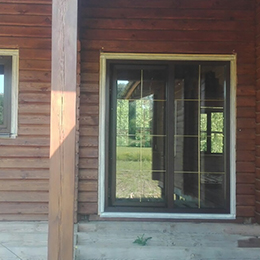 Раздвижные двери в гостиной, Минский район. Профиль для изготовления окон  - Векаслайд, окна заламинированы с двух сторон, энергосберегающие стеклопакеты со шпросами