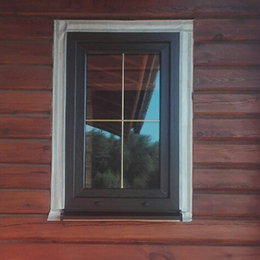 Окно ПВХ из профиля Rehau в загородном доме. Двухкамерный стеклопакет 40мм, фурнитура – MACO, утепление откосов и установка отлива